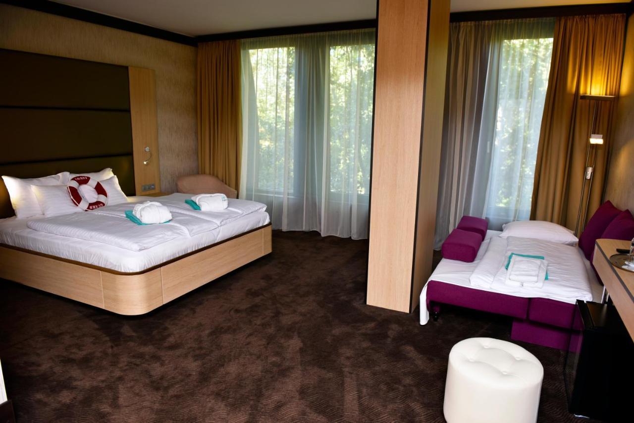 Portobello Wellness & Yacht Hotel إسترغوم المظهر الخارجي الصورة