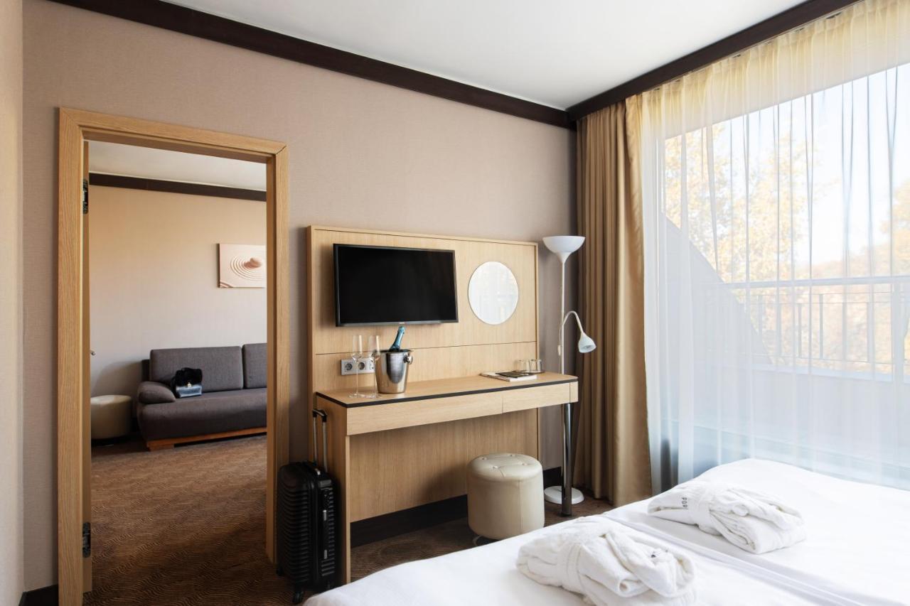Portobello Wellness & Yacht Hotel إسترغوم المظهر الخارجي الصورة