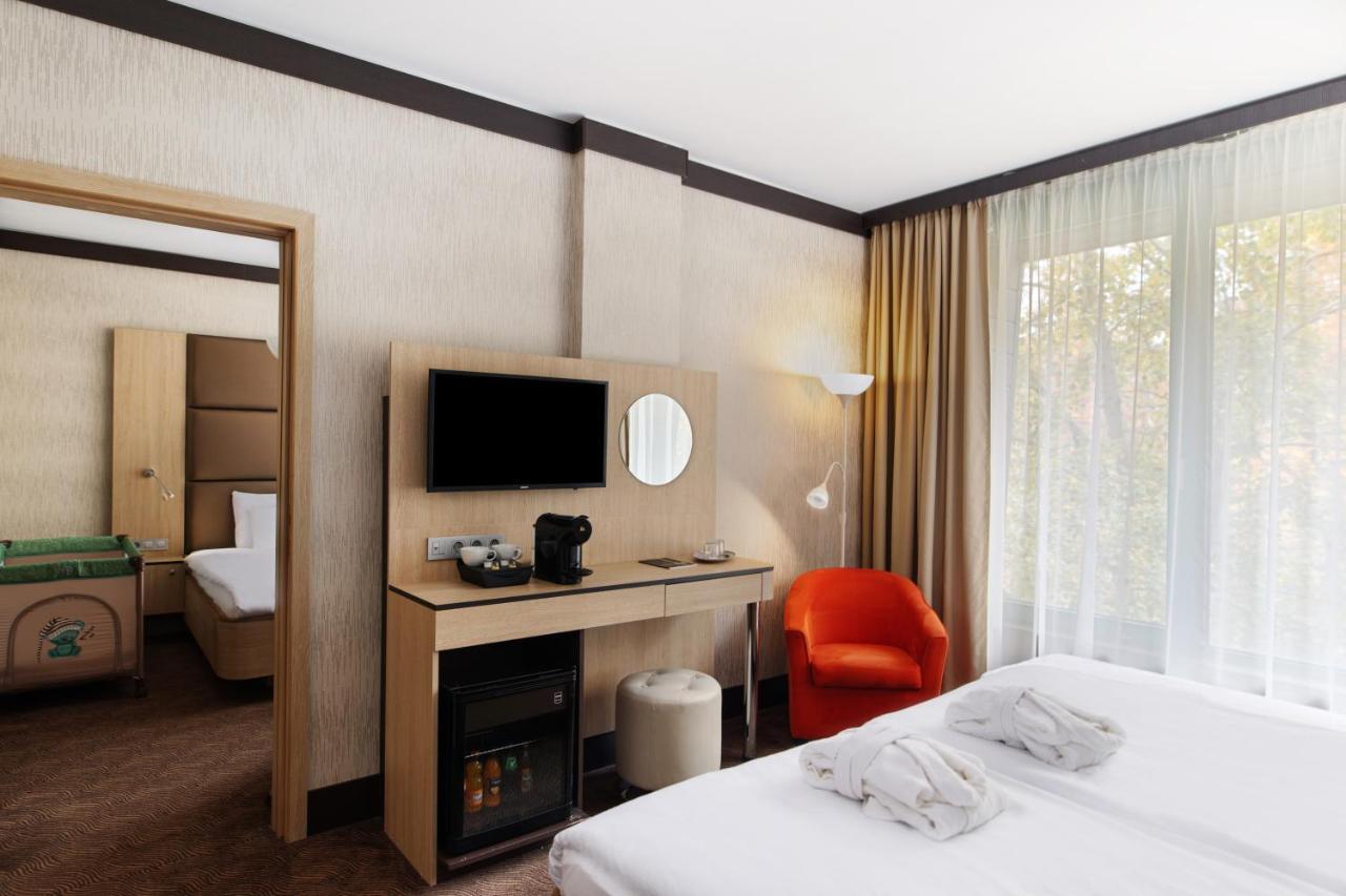 Portobello Wellness & Yacht Hotel إسترغوم المظهر الخارجي الصورة